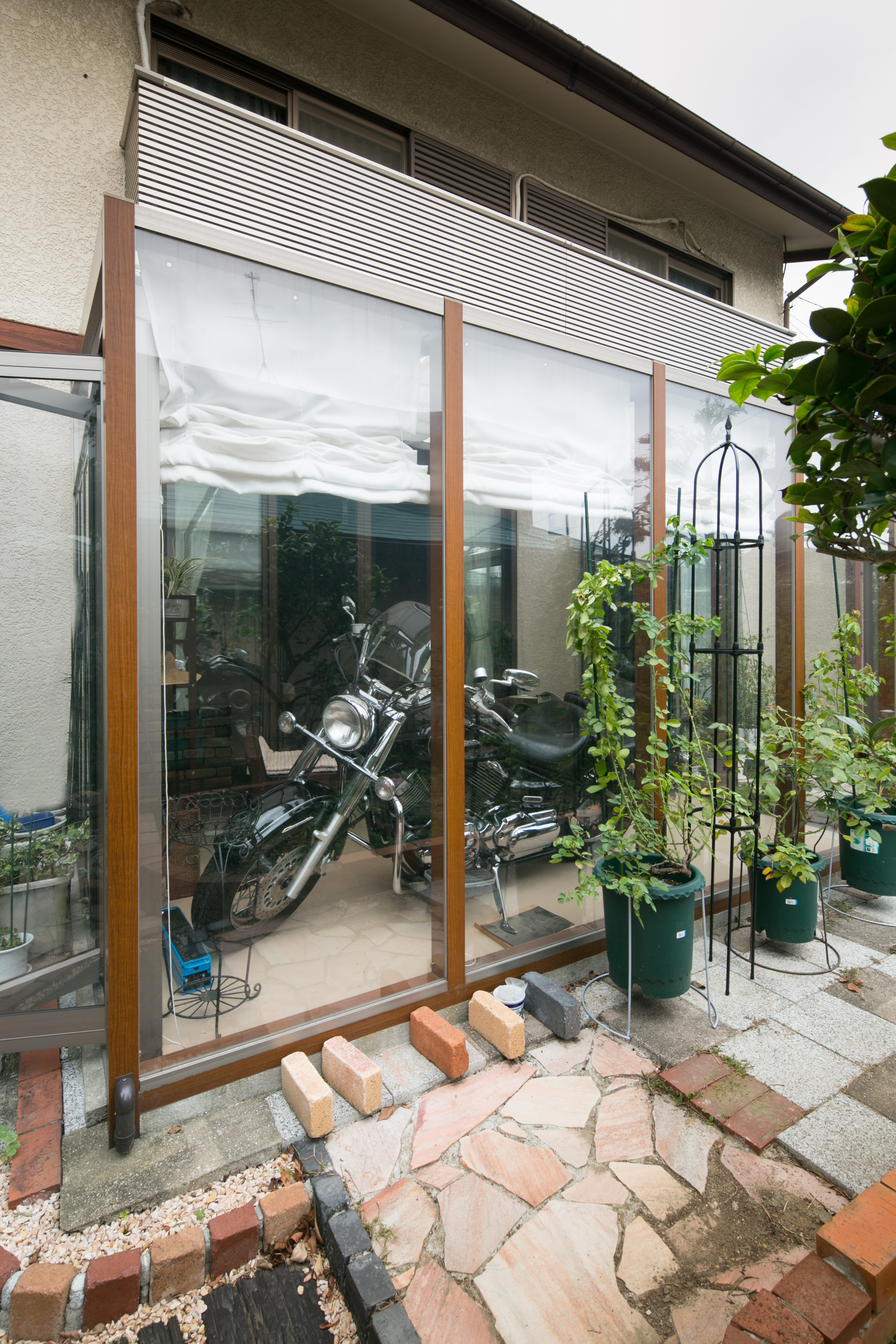 くつろぎ～バイクを眺めながら過ごすリビングでのひととき～